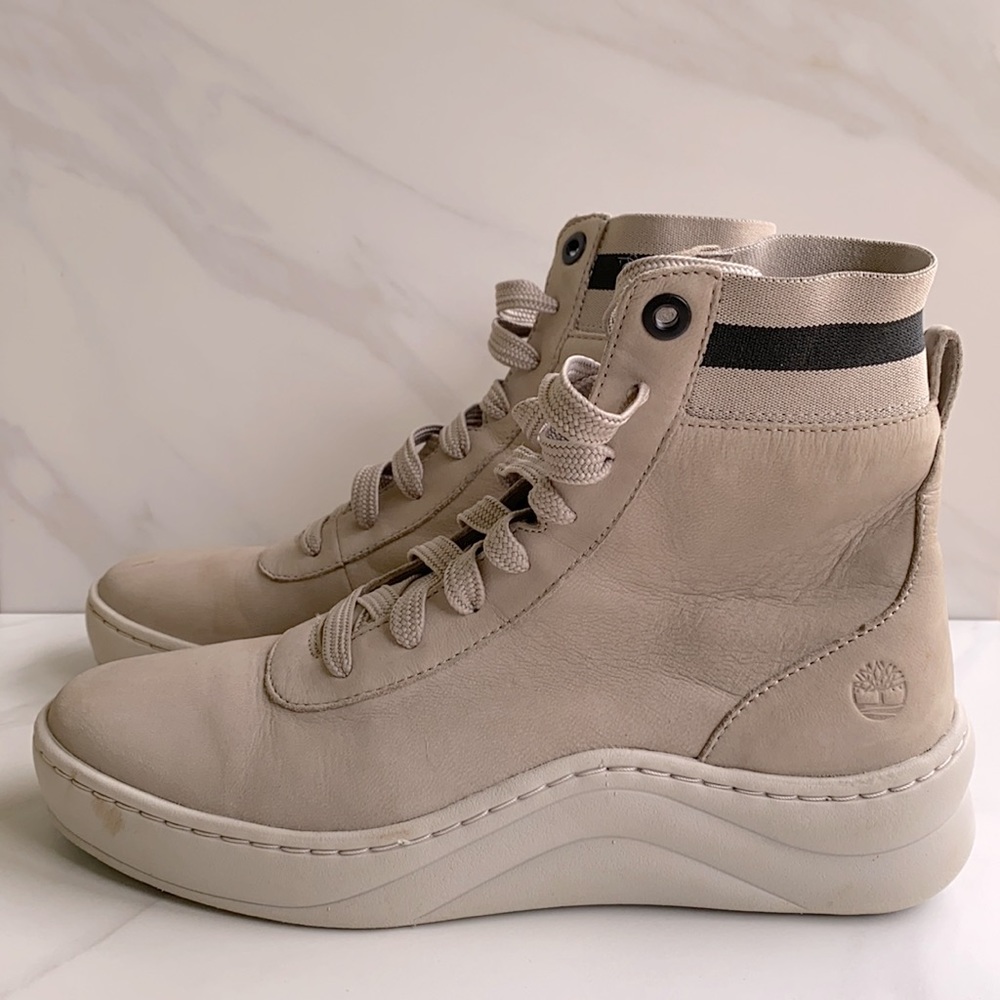 Timberland Women’s leather bootie Size 9/cream